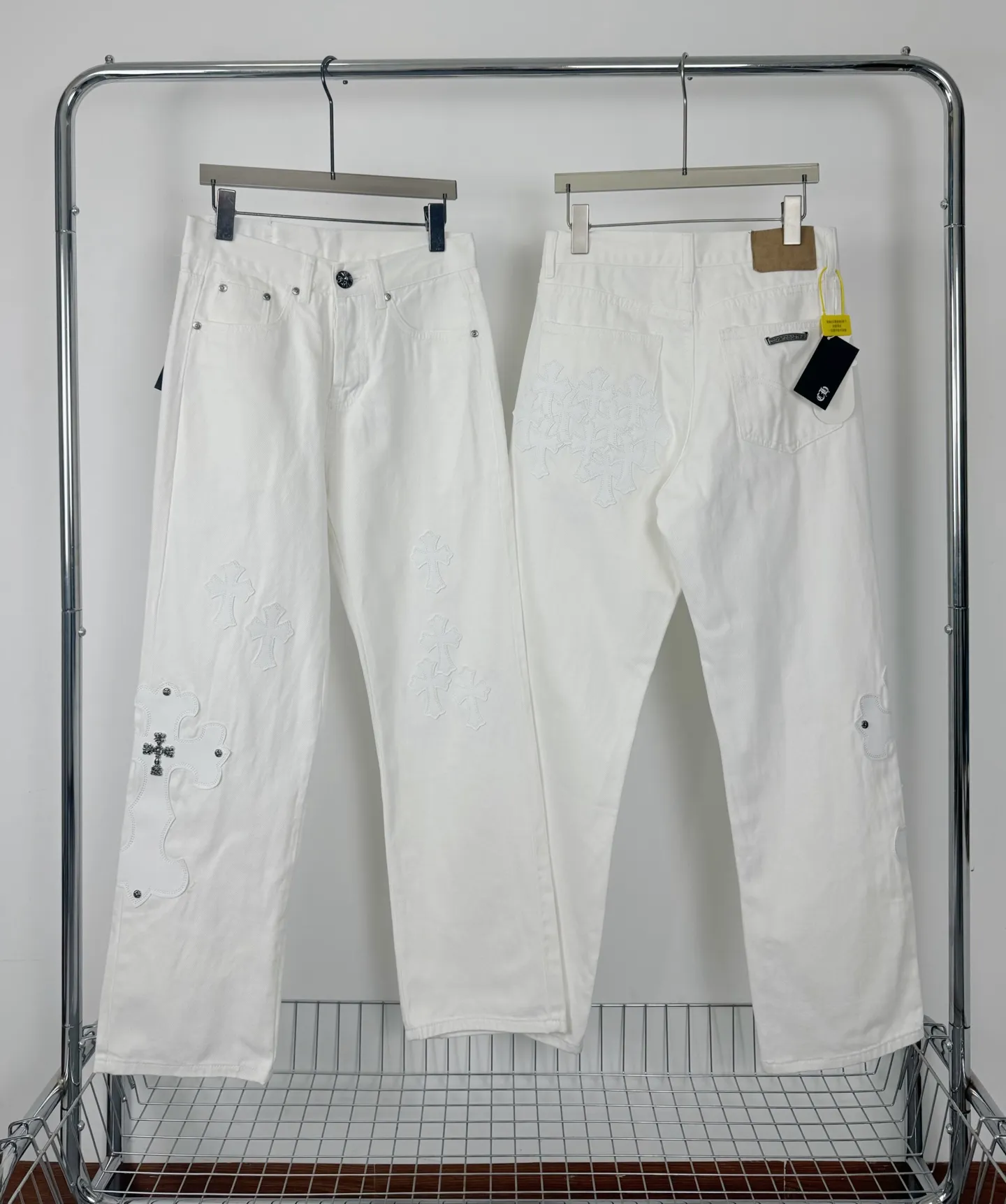 P280 Style No.: H821 Chrome Heart & Chrome Heart White Bull King Metal Cross Patch Leather Jeans ChromeHearts#Design Jeans Invincible Texture Ceiling-Level Jeans Hard to Find at the Counter‼ ️ Cross patchwork leather jeans, top-notch heavy-duty washing process, calfskin laser-cut cross, distressed silver hardware, straight-leg version slimming the upper body, that lesbian style Color: White Size: S M L XL